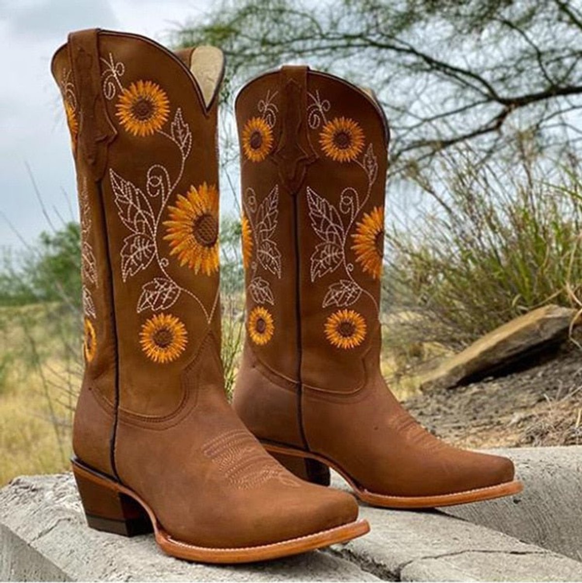 Sidonie - Bottines santiags femme, brodées tournesol
